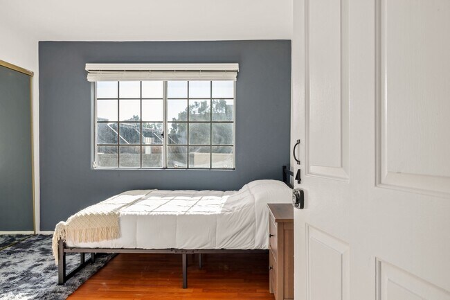 Building Photo - 10777 Ashton Ave