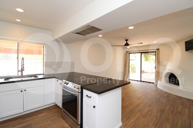 Building Photo - 7702 N Dreamy Draw Dr