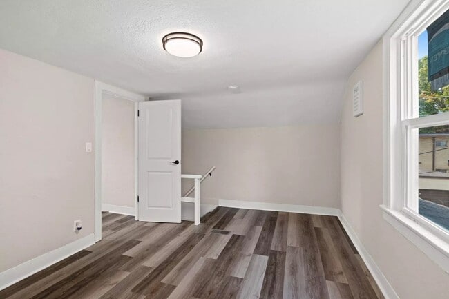Building Photo - For Rent: Cozy and Adorable 2-Bedroom / 1-...