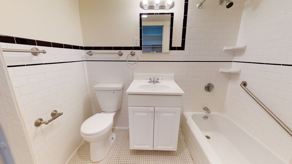 Building Photo - 75 Monmouth St