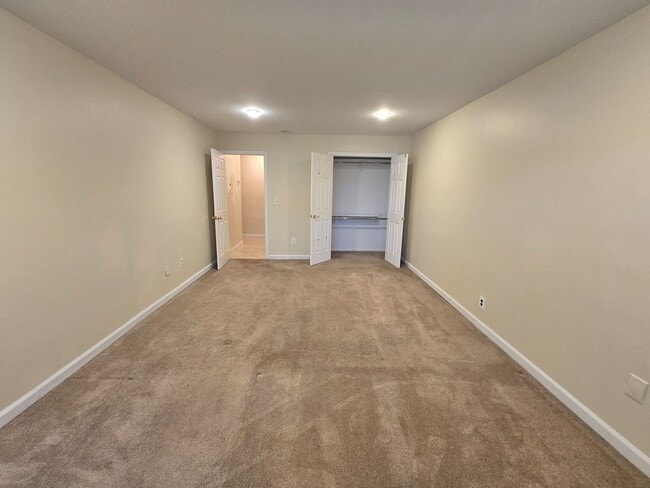 Building Photo - Updated and spacious garden (ground) floor apartment with 2-bedrooms & 1 full bathroom