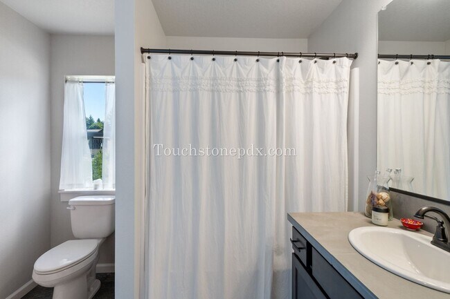 Building Photo - Luxurious 4 Bed/3.5 Bath Residence - Your ...