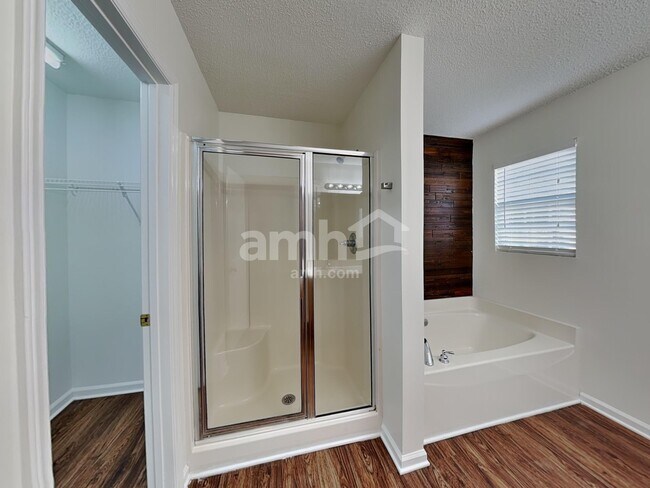 Building Photo - 419 Parallel Dr