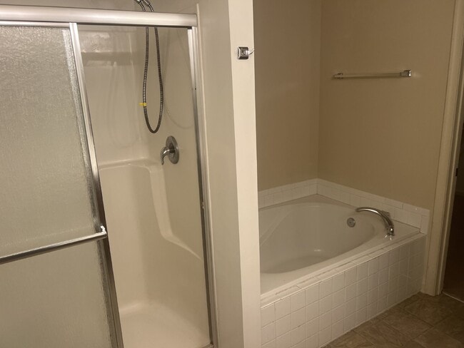 Building Photo - Spacious End-Unit Townhouse with 3 Beds, 3...