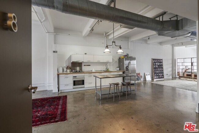 Building Photo - 814 S Spring St