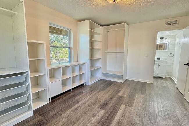 Building Photo - AVAILABLE NOW! (Pet Friendly)