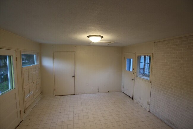 Building Photo - Available-Adorable Large 3 bedroom Home near Downtown!