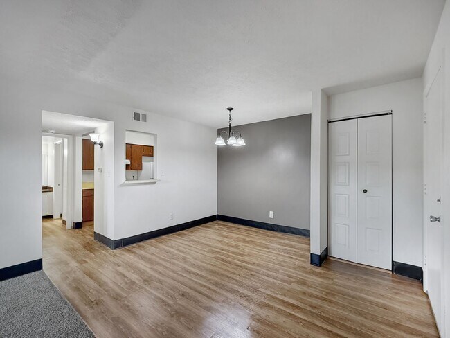 Building Photo - 5560 E Virginia St