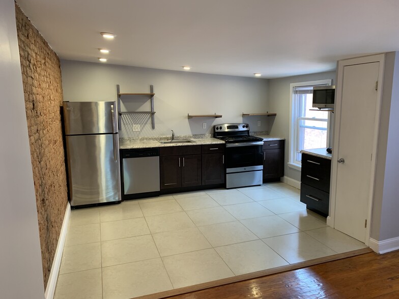 Building Photo - 1702 W Girard Ave