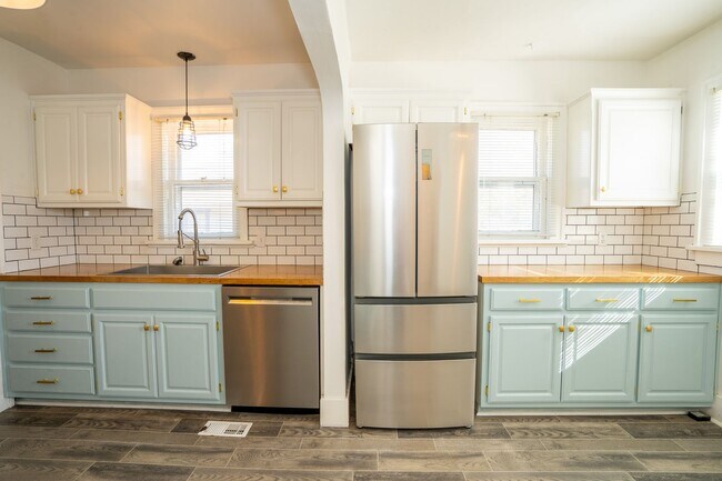 Building Photo - Updated 2 Bed, 1.5 Bath in Tulsa!