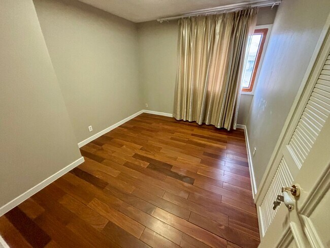 Building Photo - 13815 West Cir