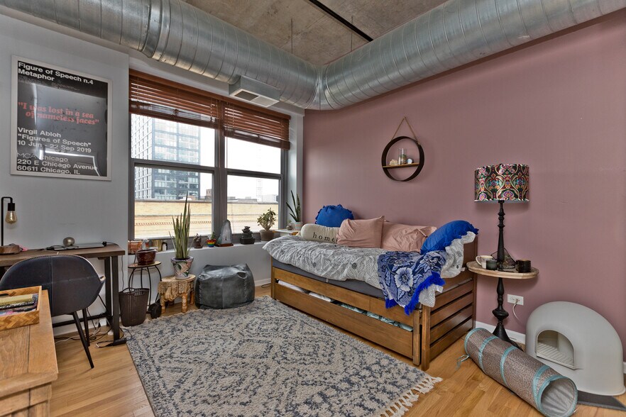 Building Photo - 933 W Van Buren St