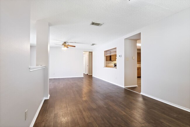 Building Photo - 3 bedroom / 2 bath home in Creekside subdivision