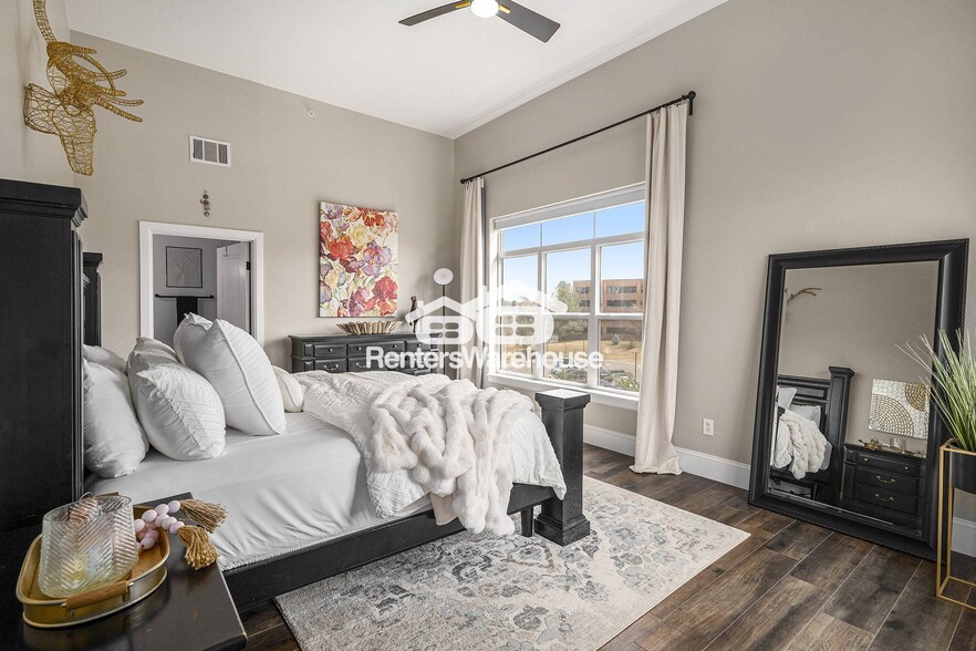 Building Photo - 5677 S Park Pl