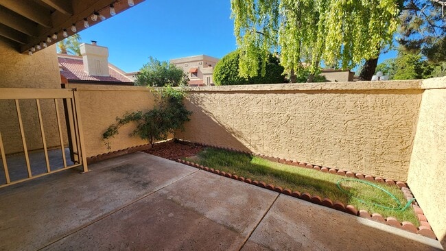 Building Photo - 2 Bedroom Condo Unit in the Amber Hills Co...