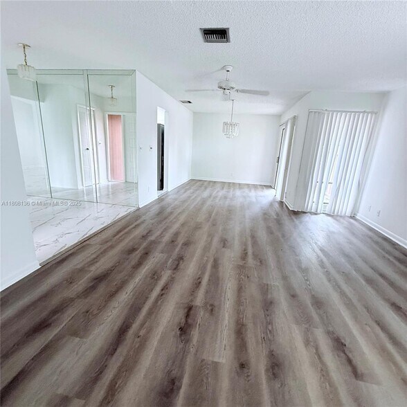Building Photo - 6183 Live Oak Ct