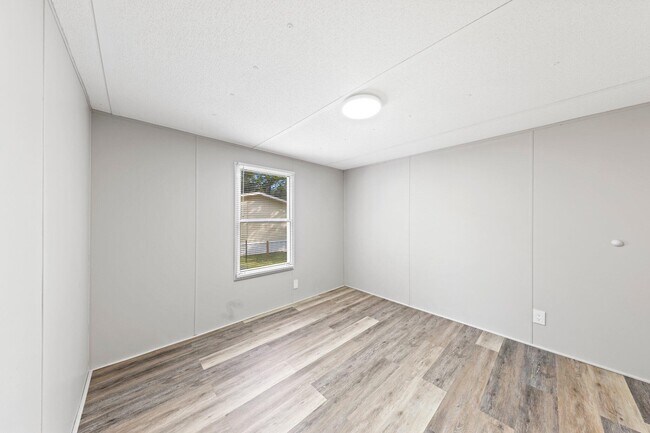Building Photo - 700 Persimmon St
