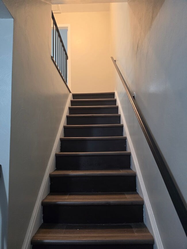 Building Photo - 3 bedroom 2.5 bath townhouse