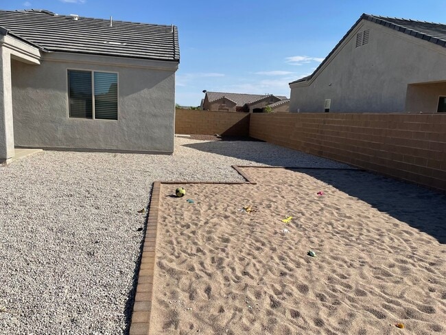 Building Photo - 3 BEDROOM HOME IN YUMA EAST!