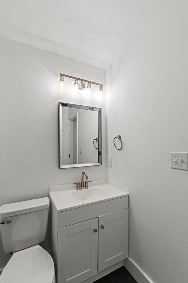 Building Photo - Completely Remodeled 2BR/1.5BA Townhome – City Convenience!