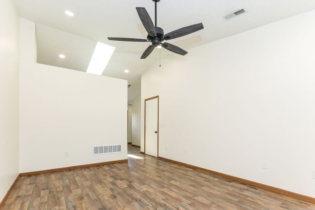 Building Photo - Check out this 3 bed 1.5 bath single family home in Springfield!