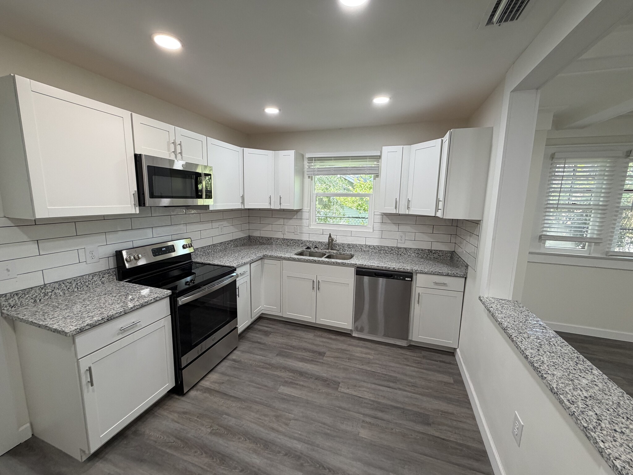Building Photo - 2 Bed/1.5 Bath