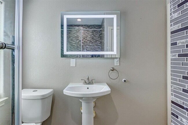 Building Photo - 8020 Bendell Dr