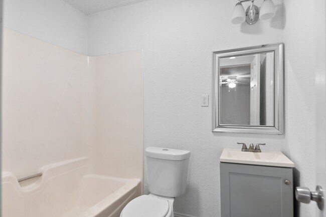 Building Photo - 806 E Emily Ave
