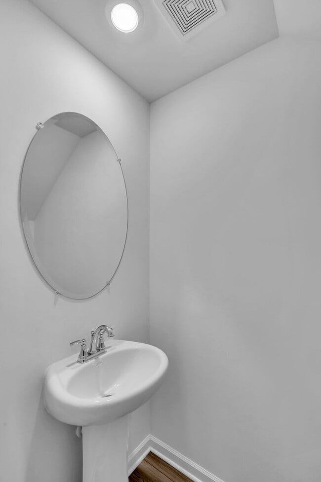 Building Photo - Brand New Townhome