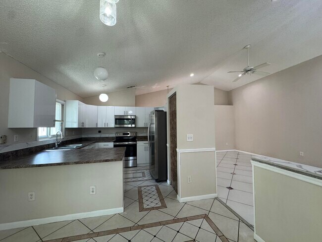 Building Photo - 1038 W Jasmine Ln