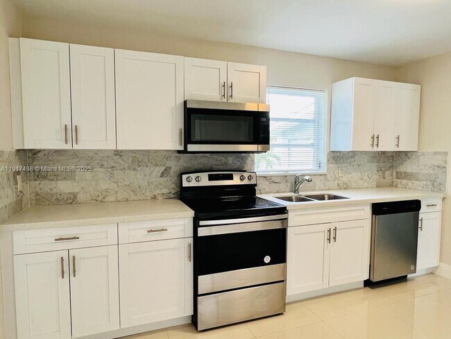 Building Photo - 1931 NE 55th Ct