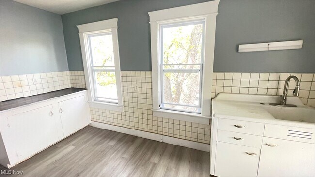 Building Photo - 4322 Bush Ave