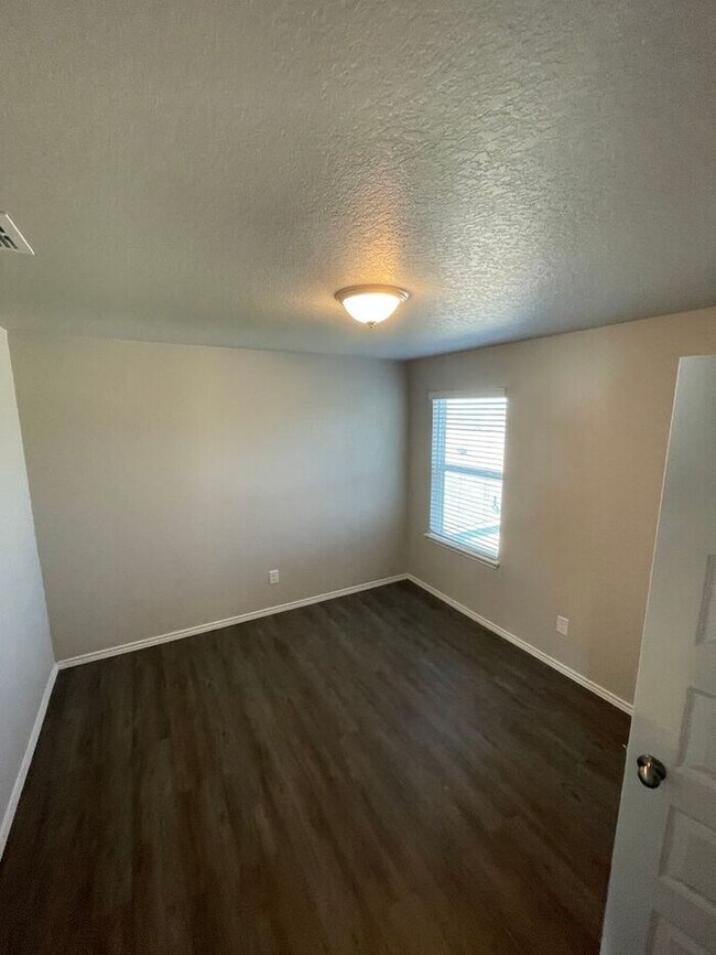 Building Photo - Don't Miss This Spacious 4-Bed, 2-Bath Home Available Now in Scott's Hollow!