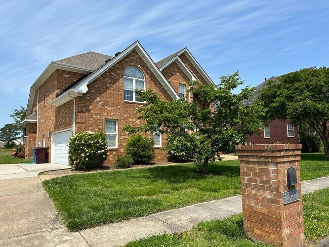Building Photo - 1320 Club House Dr