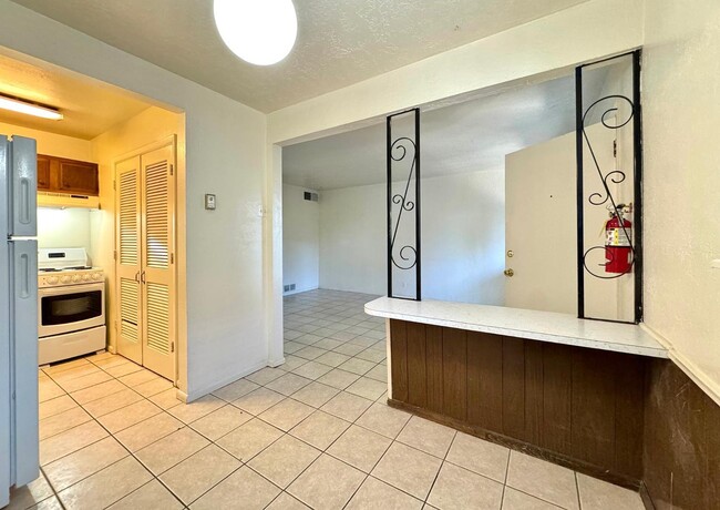 Building Photo - 206 Princeton Dr SE