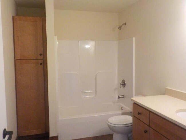 Building Photo - Spacious 3-Bed, 3.5-Bath Townhouse on East...