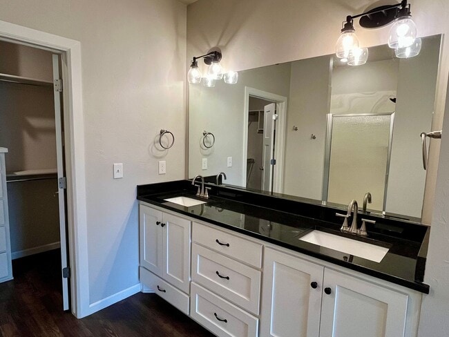 Building Photo - Large 3 Bed, 2 Bath in Beautifully Well-Ma...