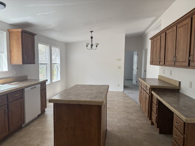 Building Photo - 841 S 11th Dr