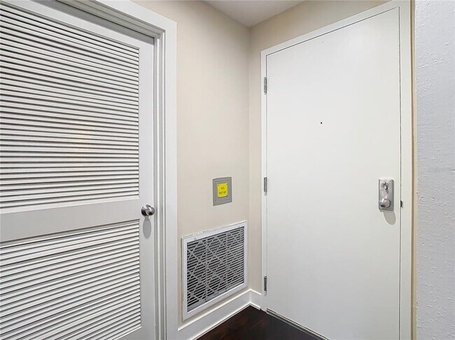 Building Photo - 1208 E Kennedy Blvd