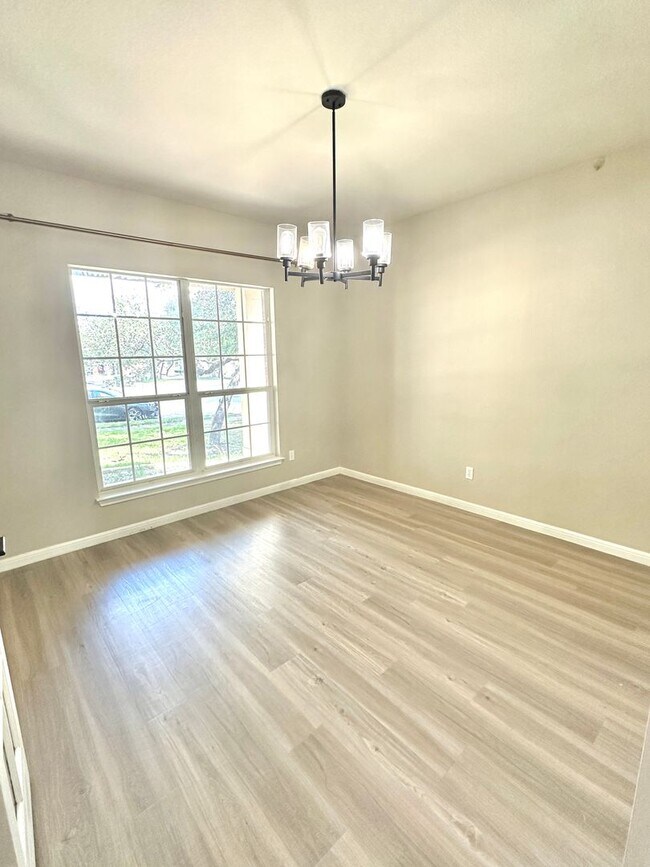 Building Photo - Stunning 4-Bedroom Home in the Desirable S...