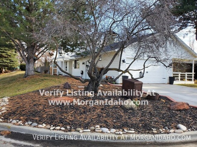 Building Photo - 893 E Pennsylvania Dr