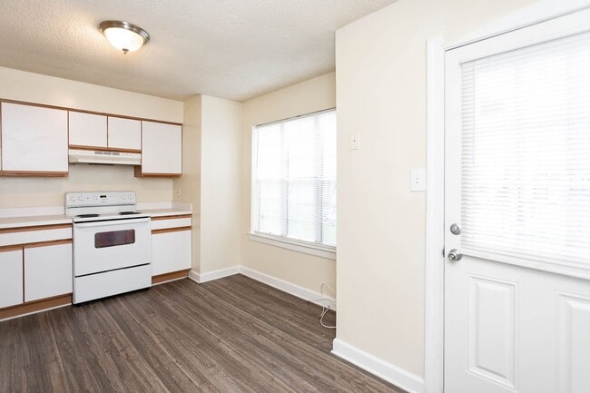 Building Photo - Don't miss the chance to call this Virgini...