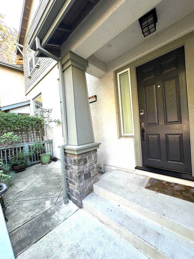 Building Photo - Welcome to modern luxury living in the hea...