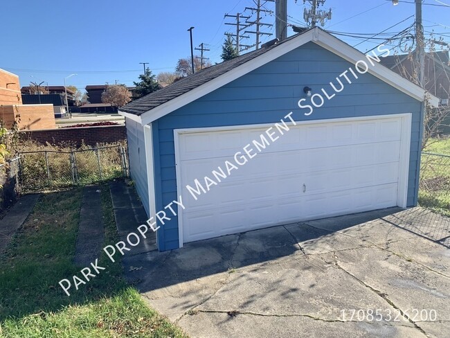 Building Photo - Oak Lawn - 3 Bedroom Single Family Home