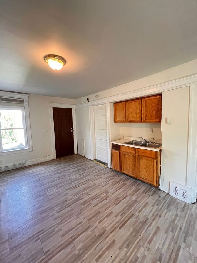 Building Photo - Cozy 2-Bedroom Apartment in Prime Location...