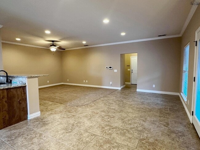 Building Photo - 6018 Oakmont Dr