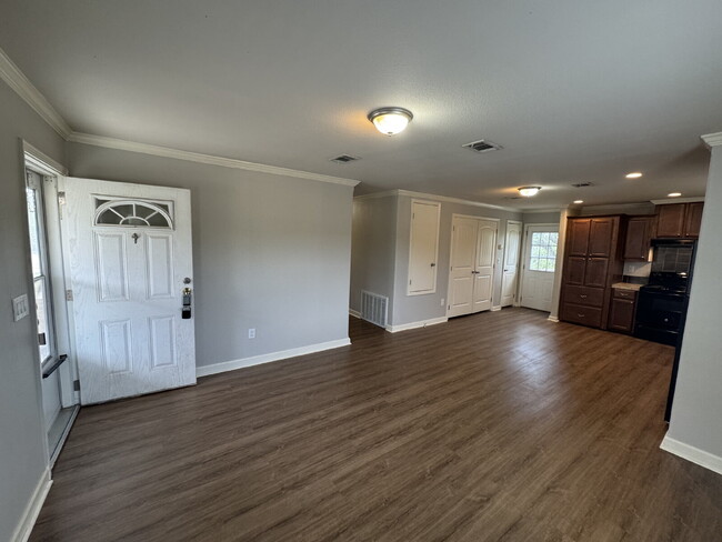 Building Photo - Three bed two bath in Fischer close to Can...