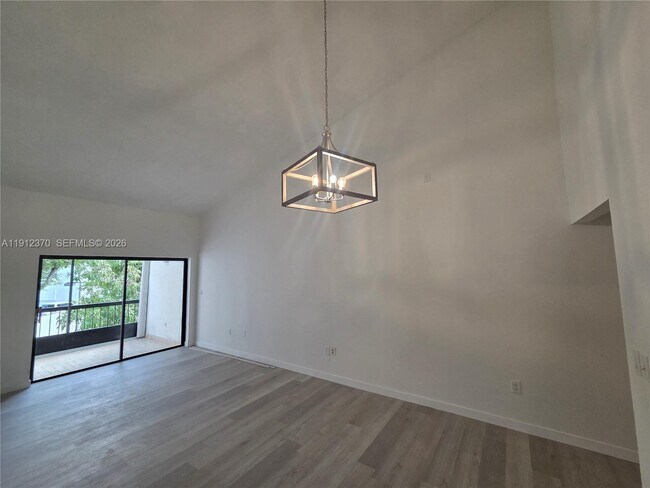 Building Photo - 9433 Fontainebleau Blvd