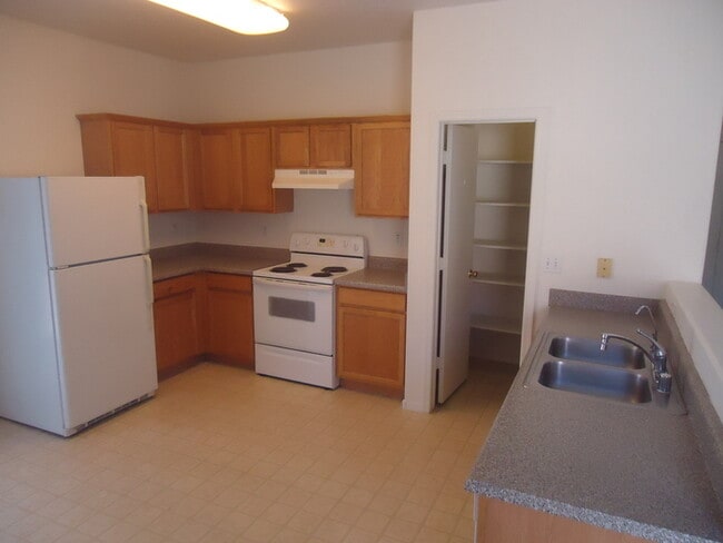 Building Photo - Nice 3/2 rental immediately available in Rancho Gabriela Subdivision