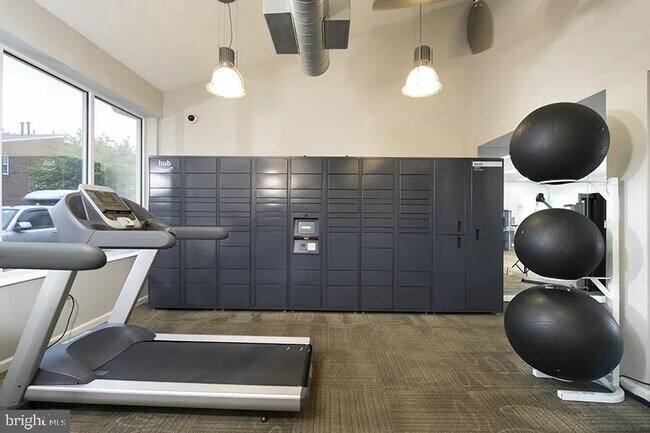 Building Photo - 1699 Yale Pl